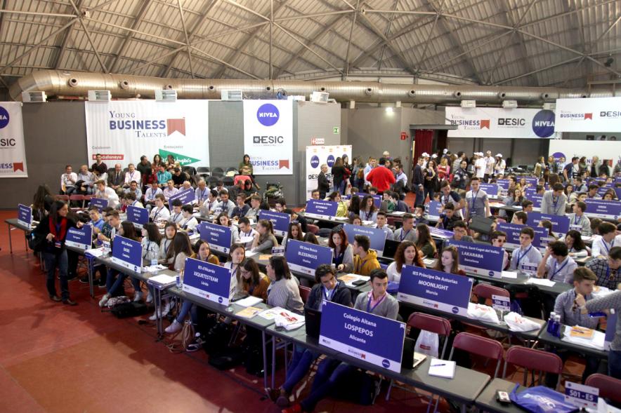 Inauguración Final Nacional Young Business Talents - Imagen de jóvenes practicando con el programa Young Business Talents en su ordenador.