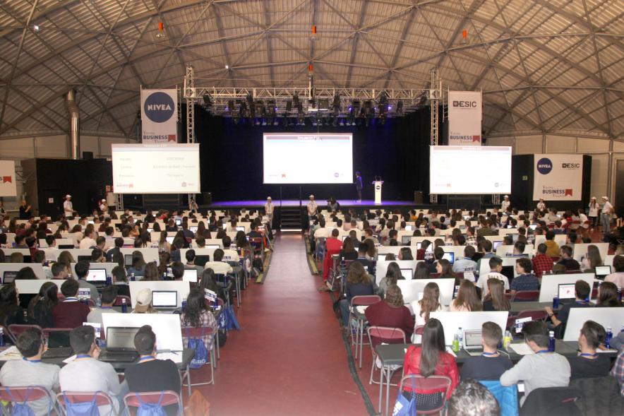 Inauguración Final Nacional Young Business Talents - Imagen del público asistente y del escenario.