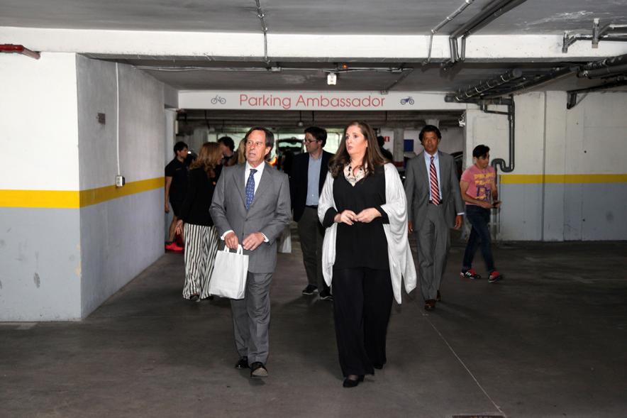Visita al Gimnasio Zagros - El alcalde García de Vinuesa visitando gimnasio junto a otras personas.