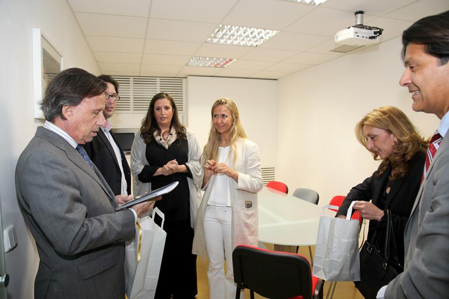 Visita al Gimnasio Zagros - El alcalde García de Vinuesa visitando gimnasio junto a otras personas.