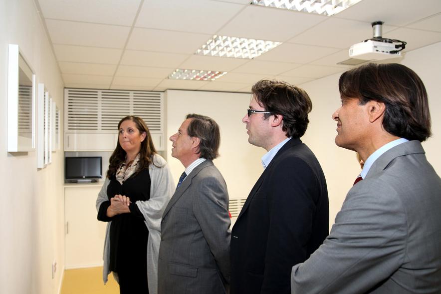 Visita al Gimnasio Zagros - El alcalde García de Vinuesa visitando gimnasio junto a otras personas.