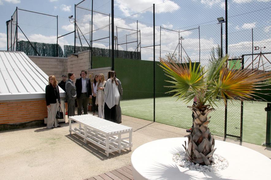 Visita al Gimnasio Zagros - El alcalde García de Vinuesa visitando gimnasio junto a otras personas.