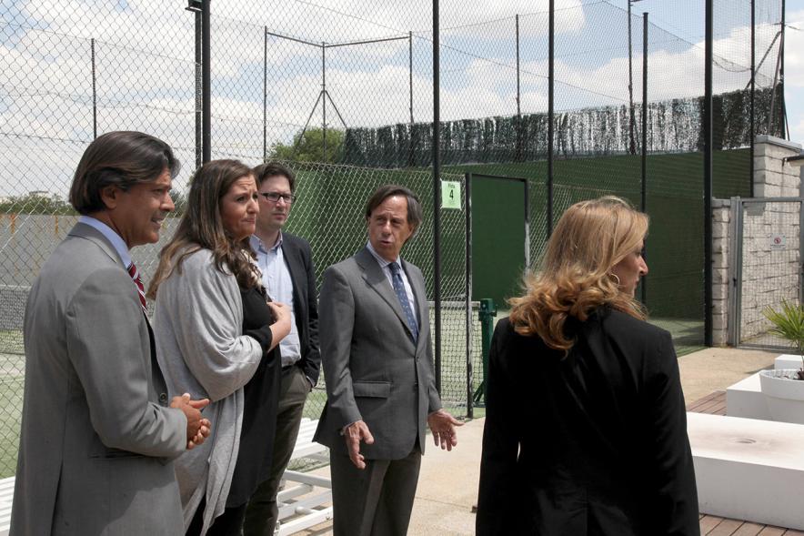 Visita al Gimnasio Zagros - El alcalde García de Vinuesa visitando gimnasio junto a otras personas.