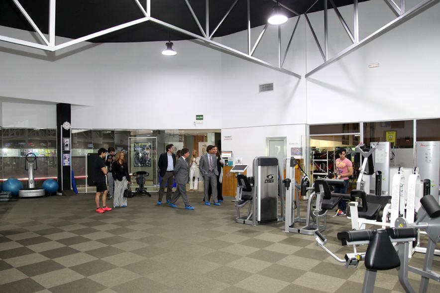 Visita al Gimnasio Zagros - El alcalde García de Vinuesa visitando gimnasio junto a otras personas.