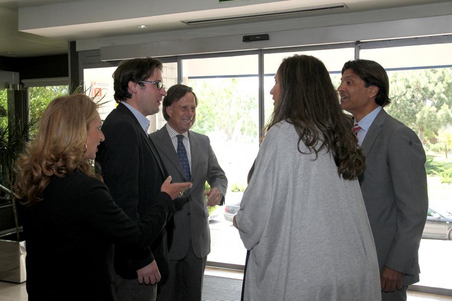 Visita al Gimnasio Zagros - El alcalde García de Vinuesa visitando gimnasio junto a otras personas.