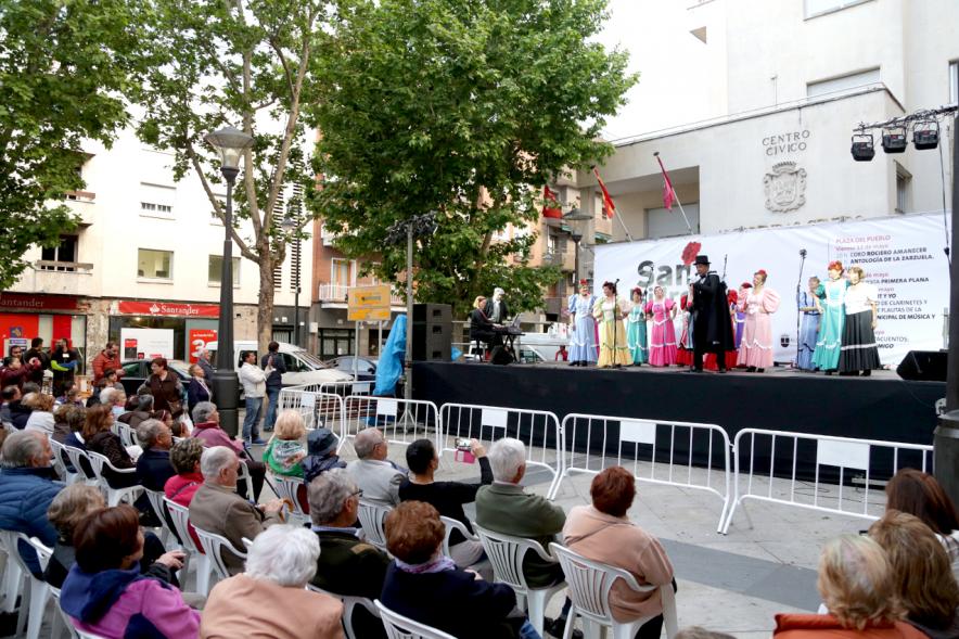 Artistas con trajes típicos regionales
