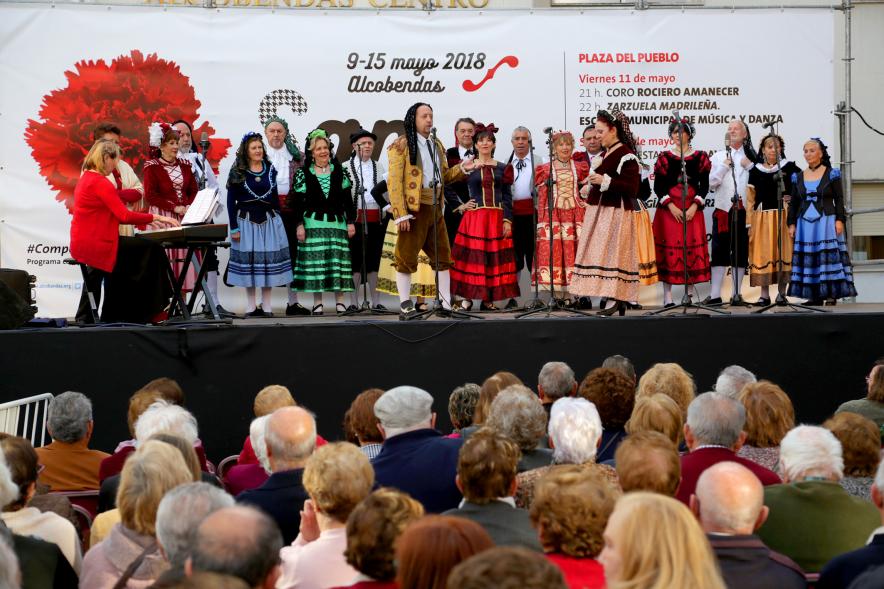 Participantes en el acto con vestidos típicos Goyescos