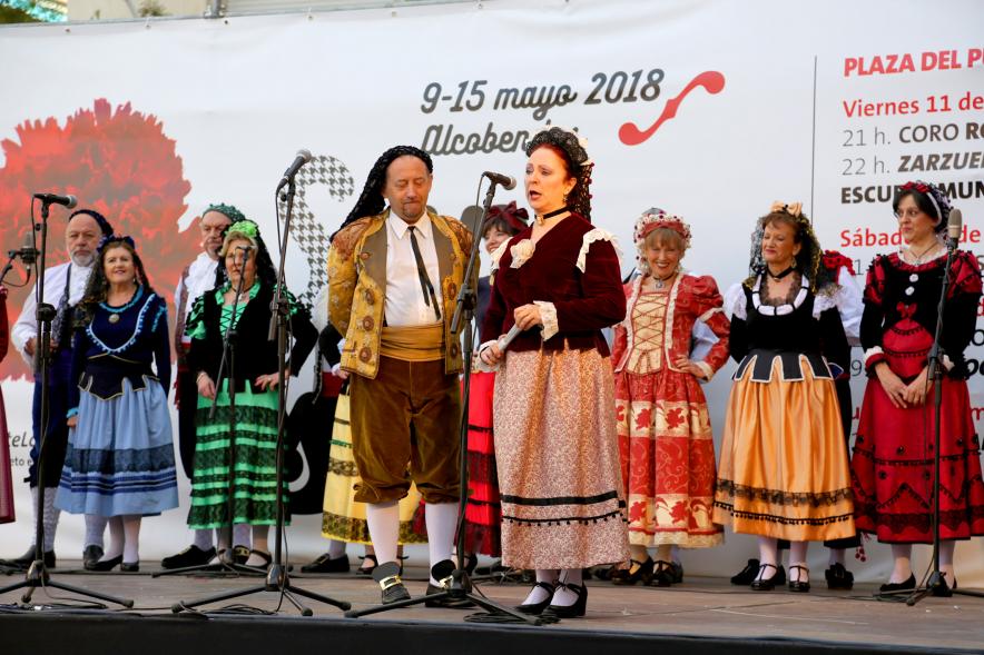 Presentación del acto con los participantes ataviados con trajes típicos de estilo Goyesco