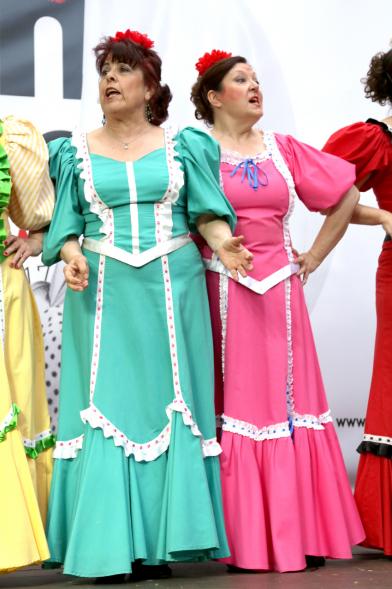 Mujeres con traje típico durante la actuación