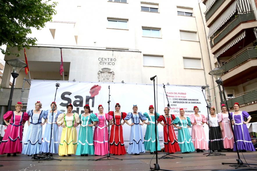 Coro femenino durante la actuación