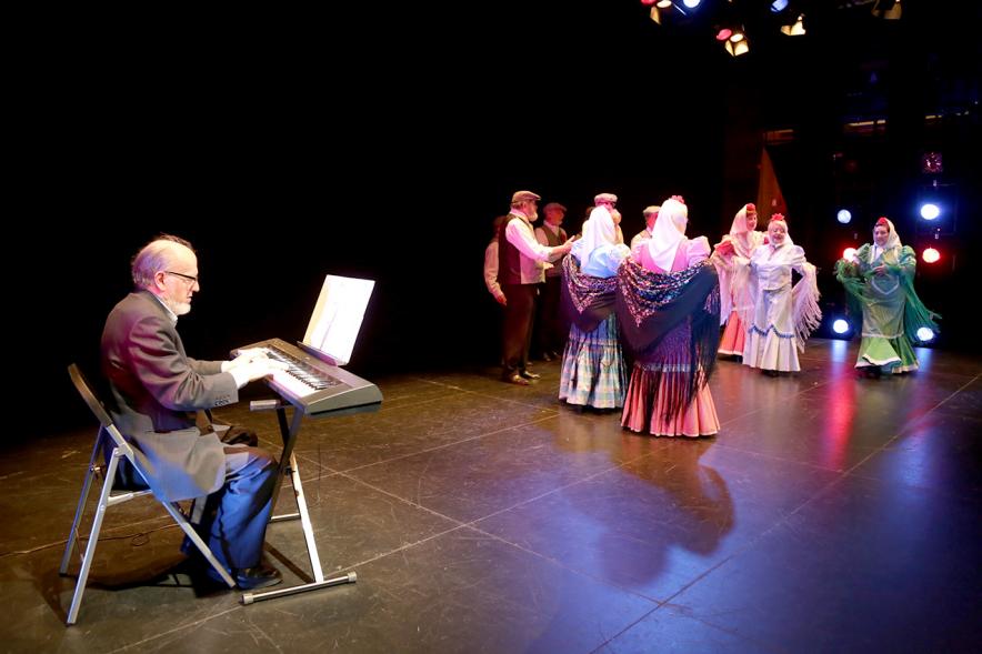 Organista y actores en un lance del evento