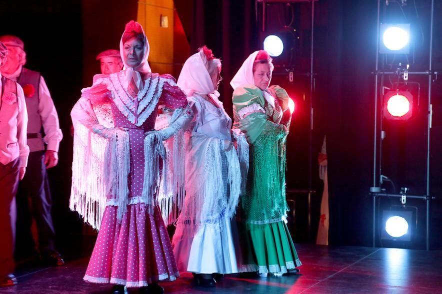 Señoras envestido de chulapa