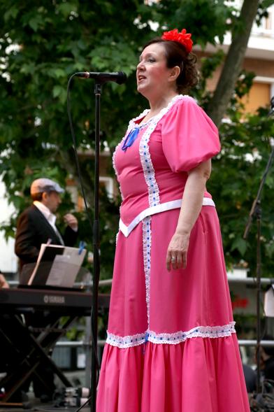 Mujer con traje típico