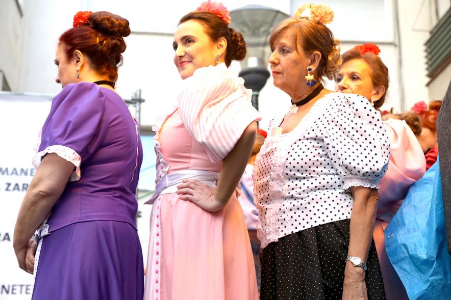 Mujeres con traje típico durante la actuación