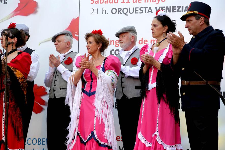 Participantes dando palmas