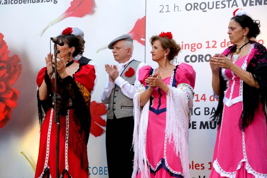 Compañía dando palmas