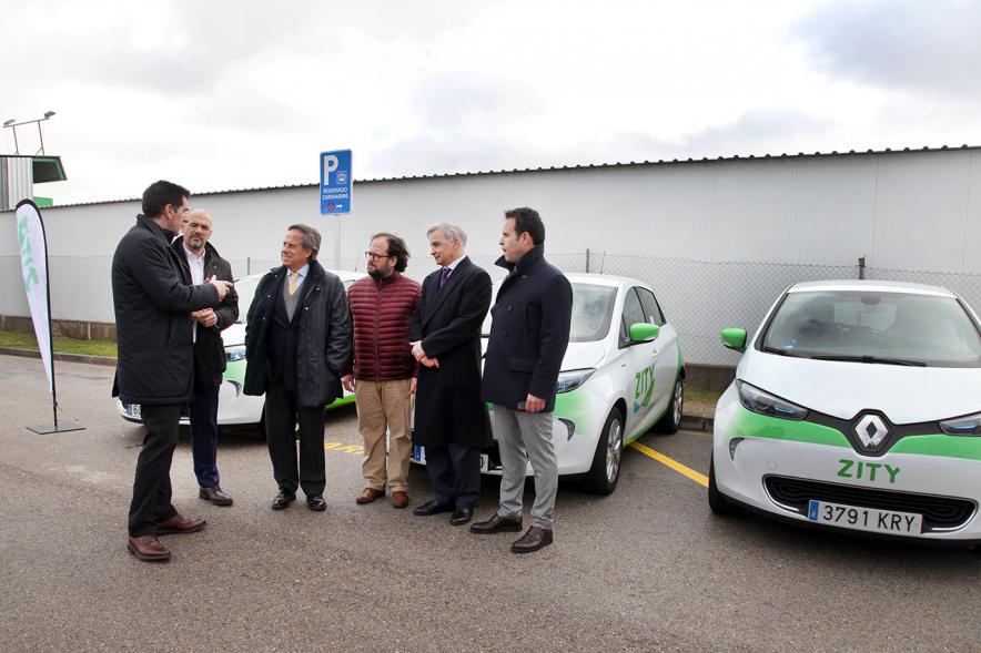 Alcalde Ignacio de Vinuesa, Javier Mateos CEO, concejal Luis Miguel Torres y autoridades. Presentación Empresa Zity - 2019