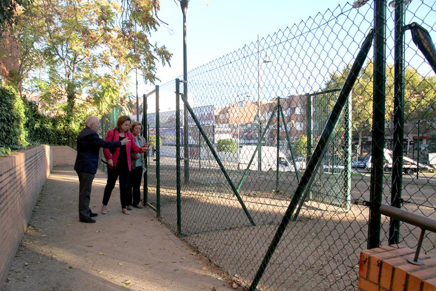 Visita a la Nueva Zona de Perros en Libertad en Distrito Centro -  Imagen de personas visitando la Nueva Zona de Perros en Libertad. 