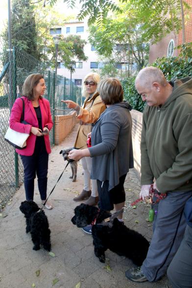 Visita a la Nueva Zona de Perros en Libertad en Distrito Centro - Imagen los dueños de perros, que les llevan a su nueva zona.