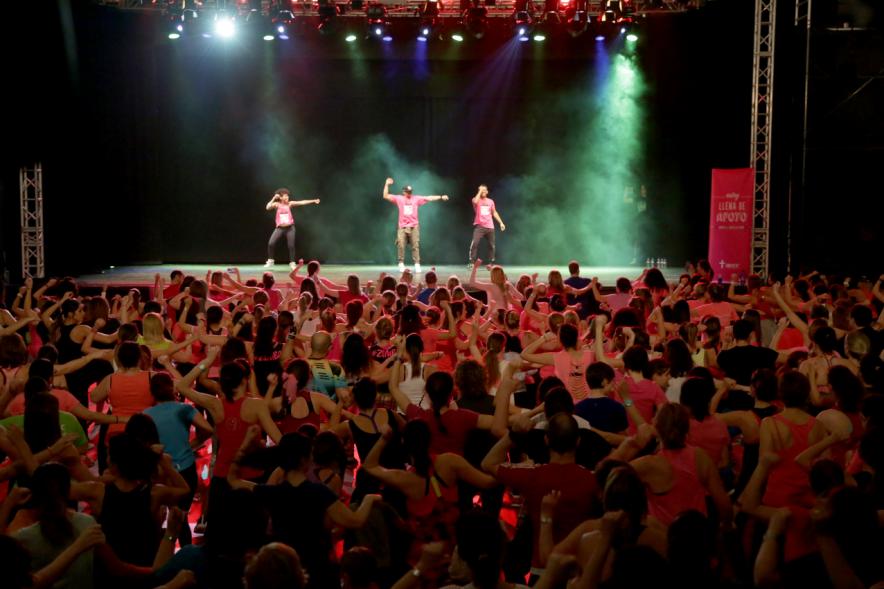 Masterclass Zumba Solidario AECC - Imagen del público asistente a la Masterclass de zumba.