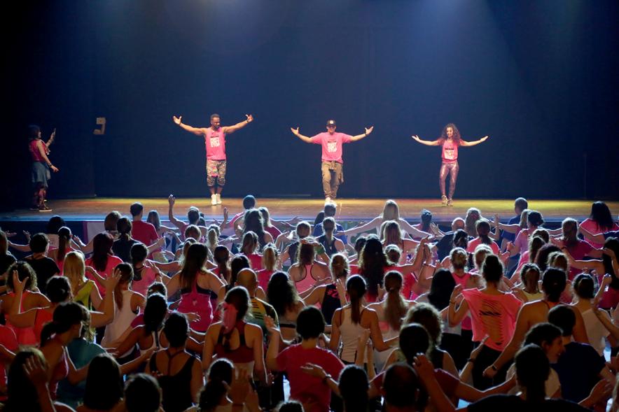 Masterclass Zumba Solidario AECC - Imagen profesores de zumba dando clase desde el escenario al público asistente.