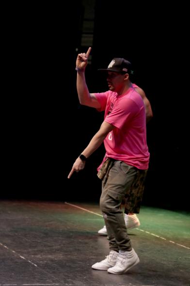 Masterclass Zumba Solidario AECC - Imagen de un profesor de zumba en un momento de la clase.