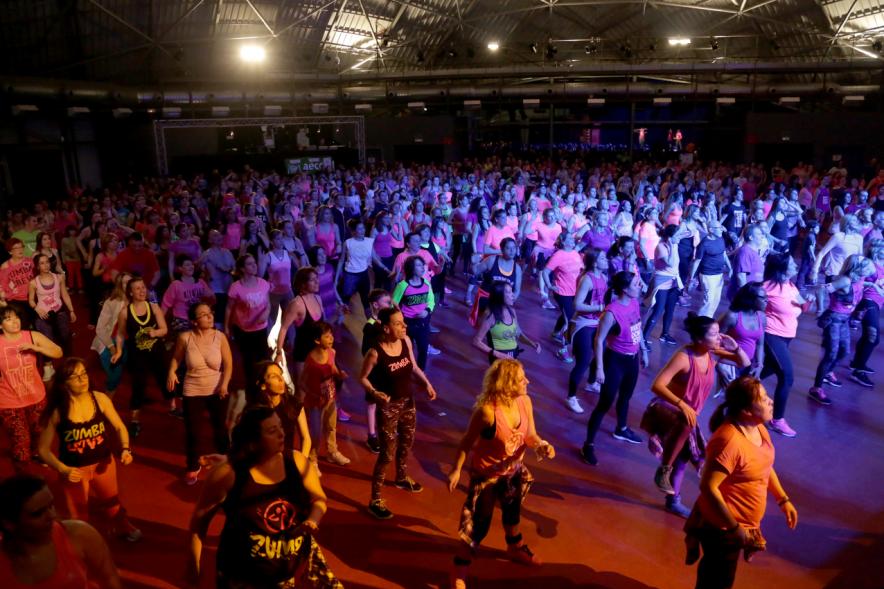 Masterclass Zumba Solidario AECC - Imagen del público asistente a la Masterclass de zumba.