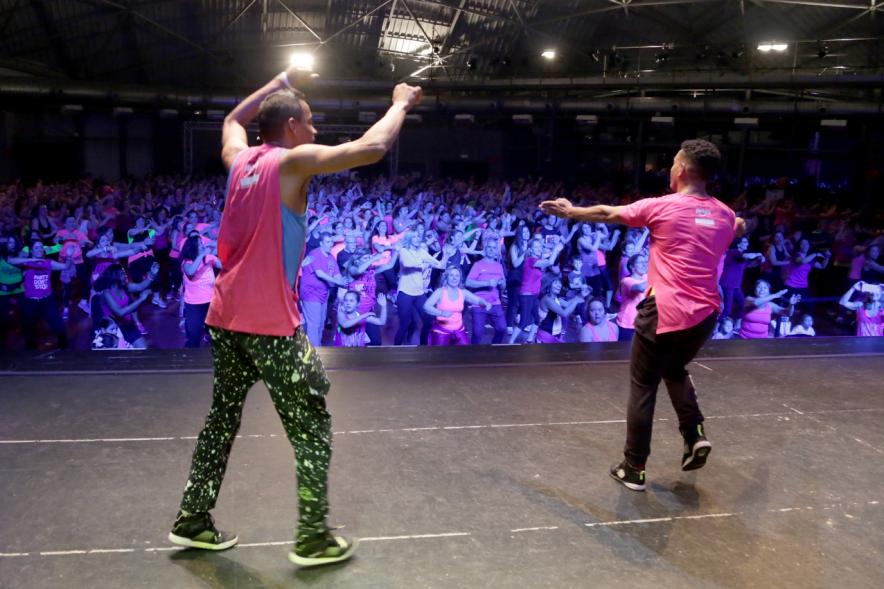 Masterclass Zumba Solidario AECC - Imagen de los profesores de zumba en un momento de la clase.