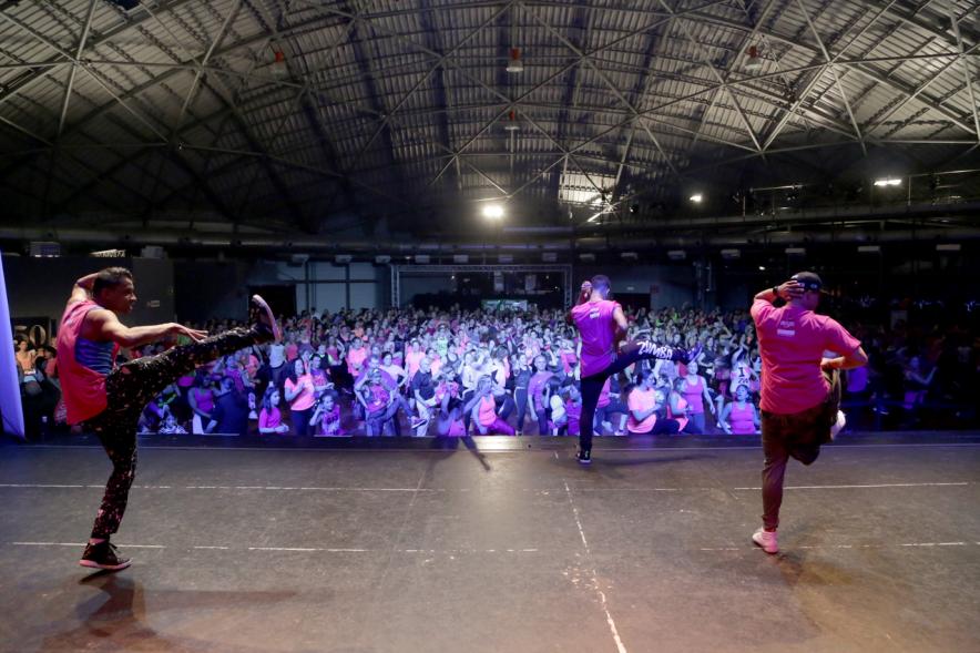 Masterclass Zumba Solidario AECC - Imagen de los profesores de zumba en un momento de la clase.