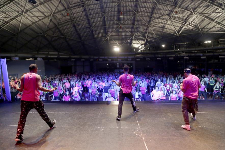Masterclass Zumba Solidario AECC - Imagen de los profesores de zumba en un momento de la clase.