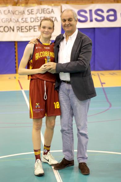 Fase Final Infantil Femenino Preferente de Baloncesto - Imagen de una jugadora con el concejal.