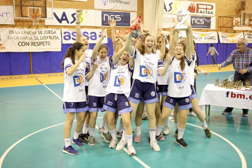 Fase Final Infantil Femenino Preferente de Baloncesto - Imagen de la alegría de un equipo.