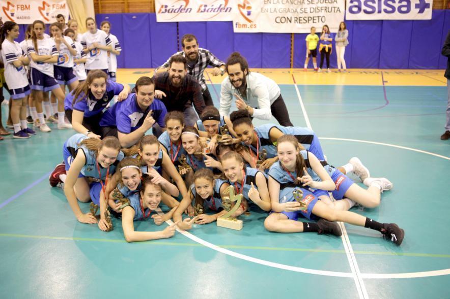 Fase Final Infantil Femenino Preferente de Baloncesto - Imagen del equipo agrupado con los entrenadores.