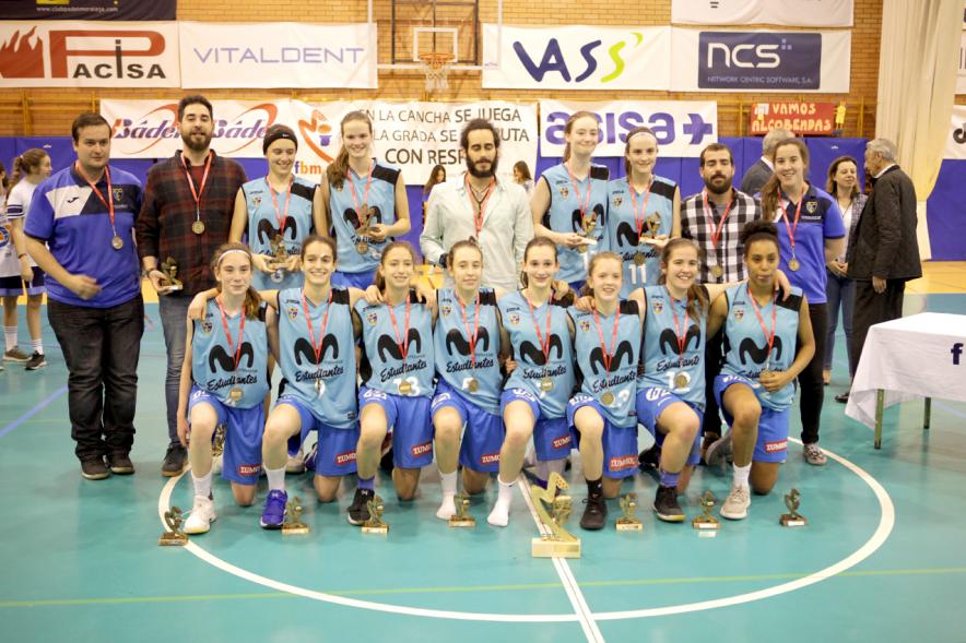 Fase Final Infantil Femenino Preferente de Baloncesto - Posado de un  equipo ganador.