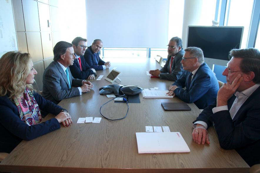 Ambas partes charlan durante la visita