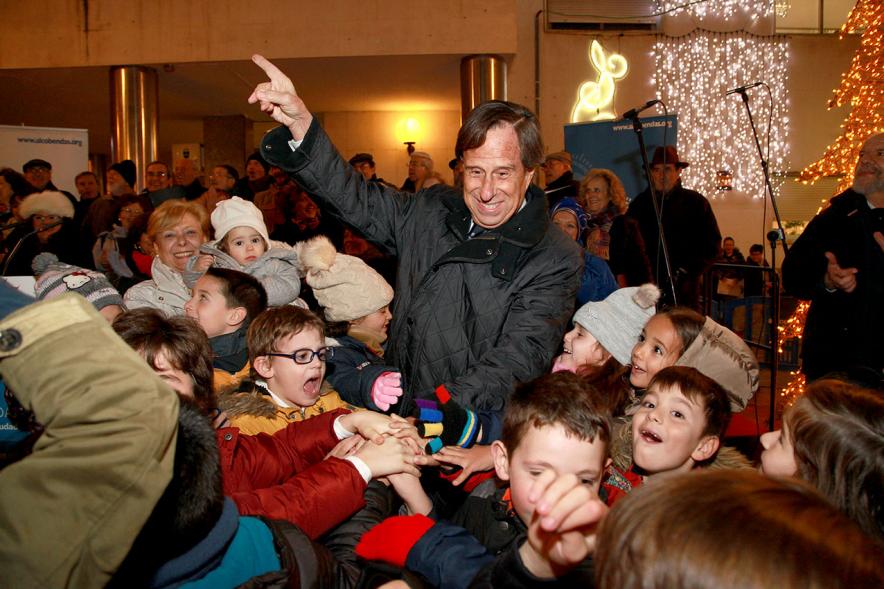 Encendido de Luces de Navidad 2018 - Imagen del alcalde García de Vinuesa interactuando con los niños.
