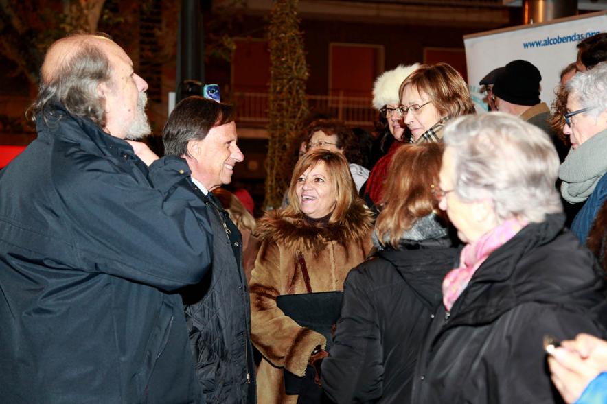 Encendido de Luces de Navidad 2018 -  Imagen del alcalde García de Vinuesa interactuando con el público.