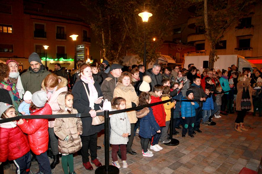 Encendido de Luces de Navidad 2018 - Imagen de los niños con sus padres esperando el encendido.