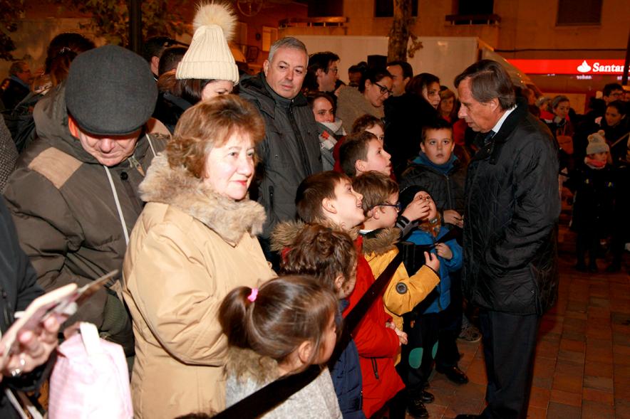Encendido de Luces de Navidad 2018 - Imagen del alcalde García de Vinuesa interactuando con el público.