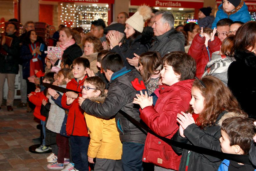 Encendido de Luces de Navidad 2018 - Imagen de los niños y adultos aplaudiendo.
