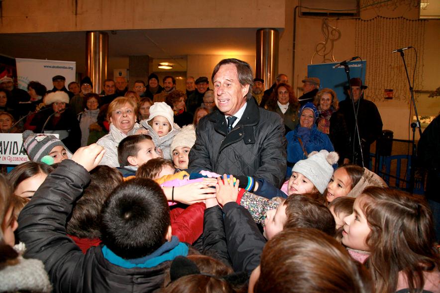 Encendido de Luces de Navidad 2018 - Imagen del alcalde García de Vinuesa interactuando con los niños.