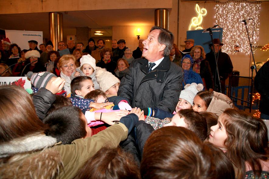 Encendido de Luces de Navidad 2018 -  Imagen del alcalde García de Vinuesa interactuando con los niños.