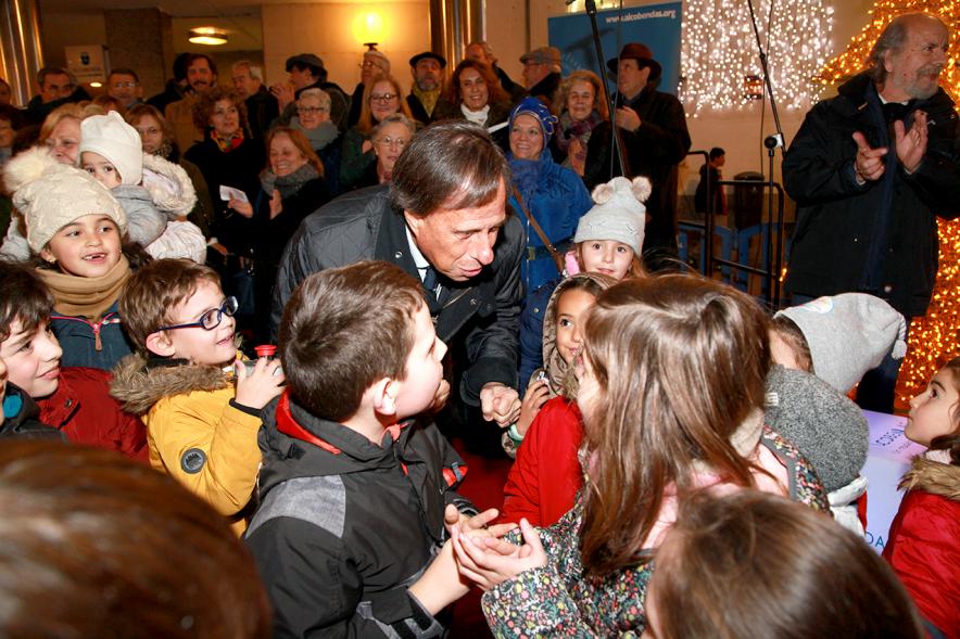 Encendido de Luces de Navidad 2018 - Imagen del alcalde García de Vinuesa interactuando con los niños. - 156968