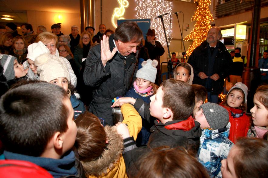Encendido de Luces de Navidad 2018 - Imagen del alcalde García de Vinuesa interactuando con los niños.