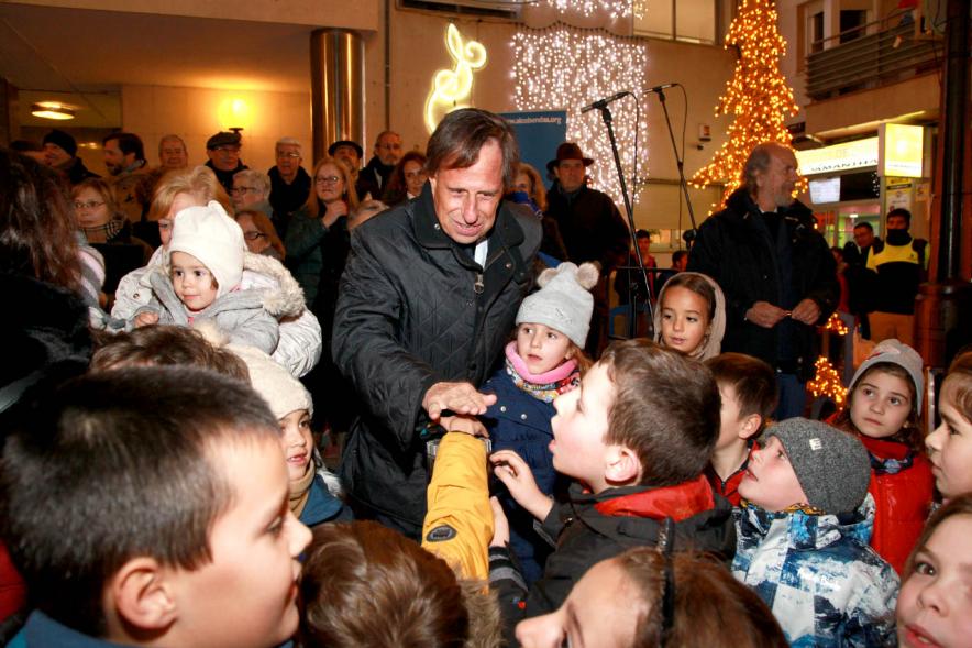 Encendido de Luces de Navidad 2018 -  Imagen del alcalde García de Vinuesa interactuando con los niños.