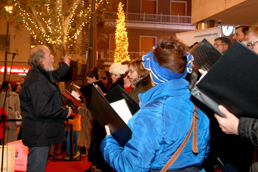 Encendido de Luces de Navidad 2018 - Plano lateral de la coral cantando.