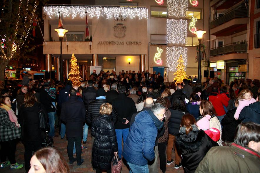 Encendido de Luces de Navidad 2018 - Panorámica de la Plaza del pueblo con el publico y las luces navideñas encendidas.
