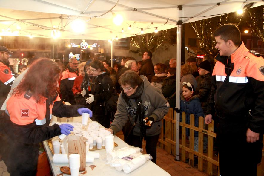 Encendido de Luces de Navidad 2018 - Primer plano del publico, los repartidores y Protección Civil en la degustación del chocolate con churros.