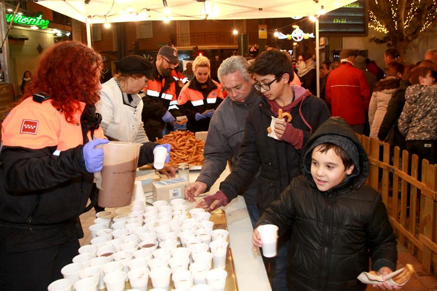 Encendido de Luces de Navidad 2018 - Imagen parcial  de la degustación del chocolate con churros.
