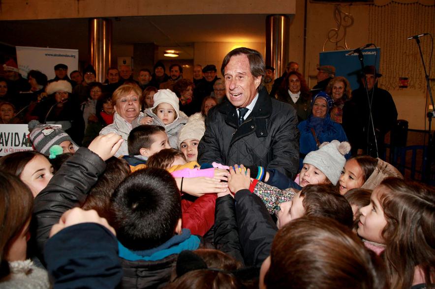 Encendido de Luces de Navidad 2018 - Imagen del alcalde García de Vinuesa interactuando con los niños.